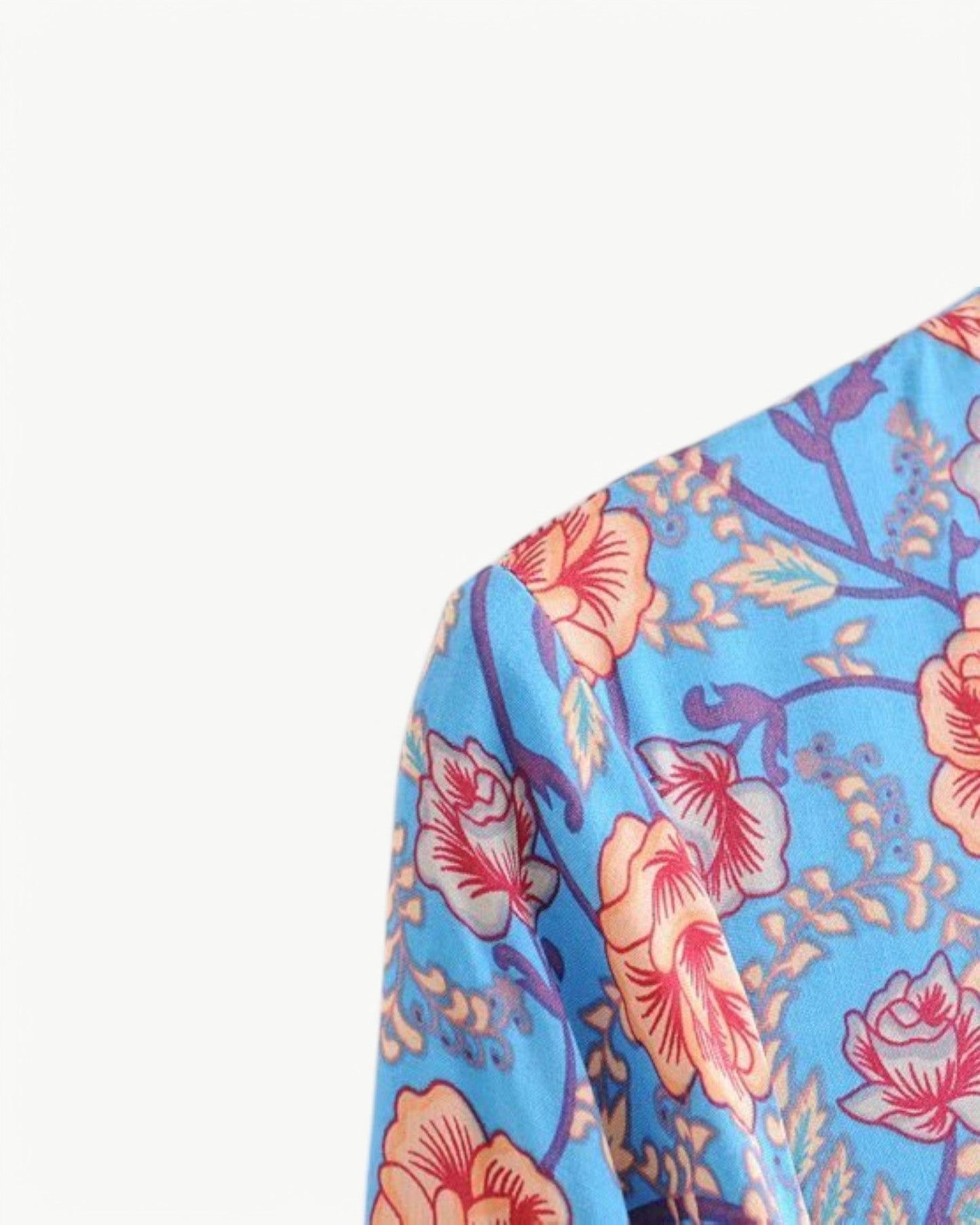 SÉRENE – Długa sukienka z dekoltem w serek i kwiatowym wzorem – Model kopertowy z paskiem w talii