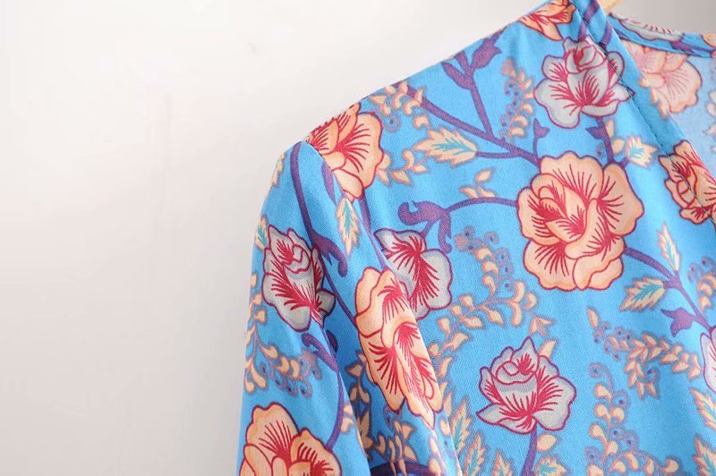 SÉRENE – Długa sukienka z dekoltem w serek i kwiatowym wzorem – Model kopertowy z paskiem w talii