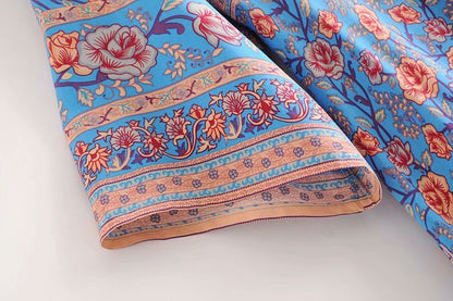 SÉRENE – Długa sukienka z dekoltem w serek i kwiatowym wzorem – Model kopertowy z paskiem w talii