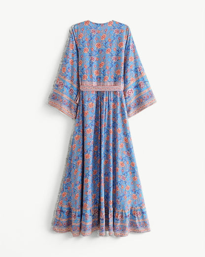 SÉRENE – Długa sukienka z dekoltem w serek i kwiatowym wzorem – Model kopertowy z paskiem w talii