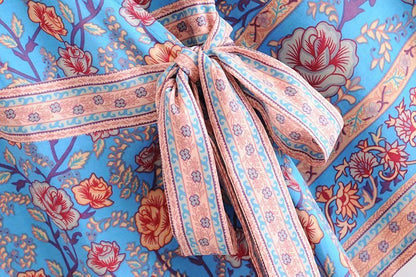 SÉRENE – Długa sukienka z dekoltem w serek i kwiatowym wzorem – Model kopertowy z paskiem w talii