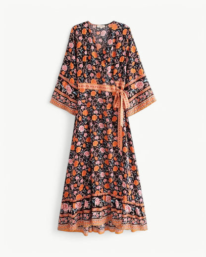 SÉRENE – Długa sukienka z dekoltem w serek i kwiatowym wzorem – Model kopertowy z paskiem w talii