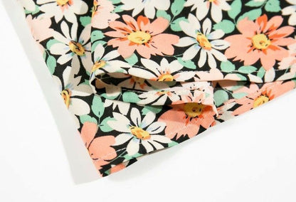 Kwiatowa sukienka midi z wąskimi ramiączkami – Kobieca i swobodna