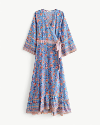 SÉRENE – Długa sukienka z dekoltem w serek i kwiatowym wzorem – Model kopertowy z paskiem w talii