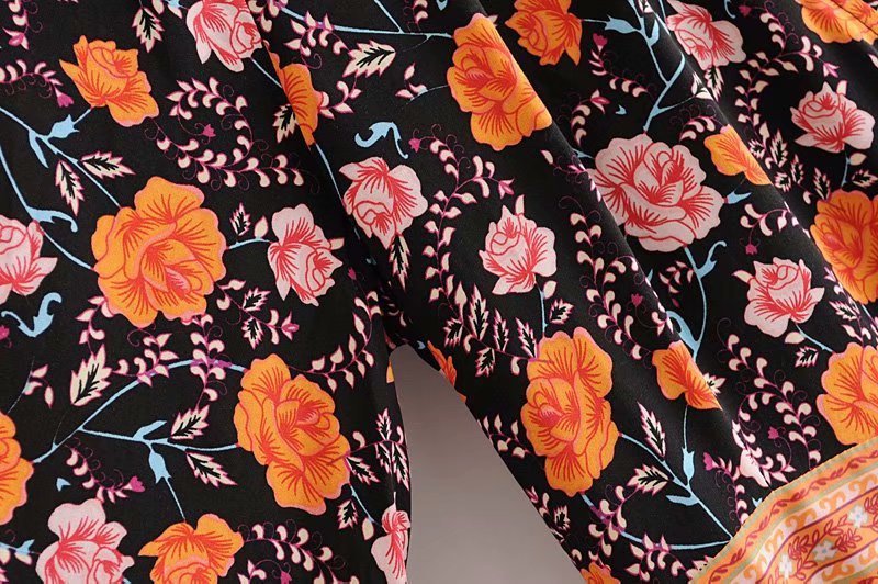 SÉRENE – Długa sukienka z dekoltem w serek i kwiatowym wzorem – Model kopertowy z paskiem w talii