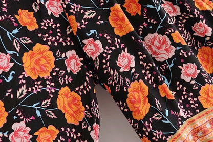 SÉRENE – Długa sukienka z dekoltem w serek i kwiatowym wzorem – Model kopertowy z paskiem w talii