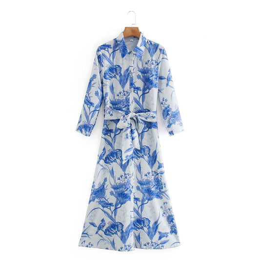 MAËLLE – Długa kwiecista sukienka koszulowa z paskiem w talii | Biała i niebieska