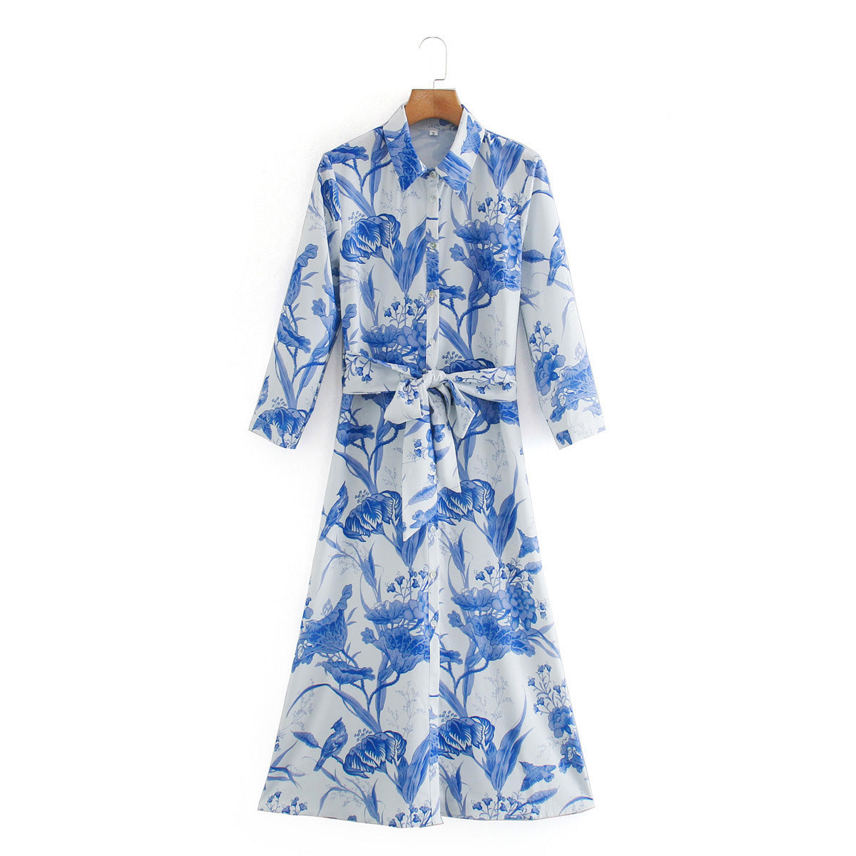 MAËLLE – Długa kwiecista sukienka koszulowa z paskiem w talii | Biała i niebieska