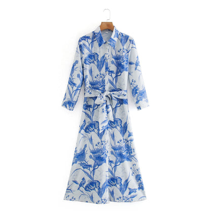 MAËLLE – Długa kwiecista sukienka koszulowa z paskiem w talii | Biała i niebieska