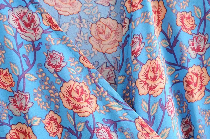 SÉRENE – Długa sukienka z dekoltem w serek i kwiatowym wzorem – Model kopertowy z paskiem w talii