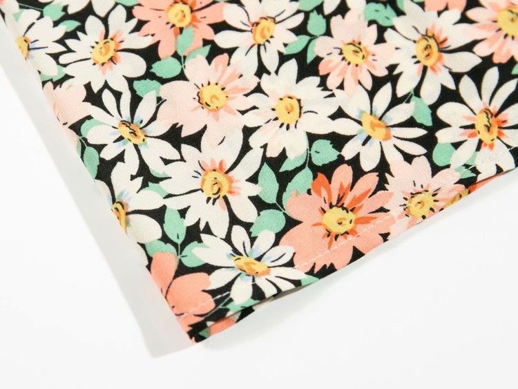 Kwiatowa sukienka midi z wąskimi ramiączkami – Kobieca i swobodna