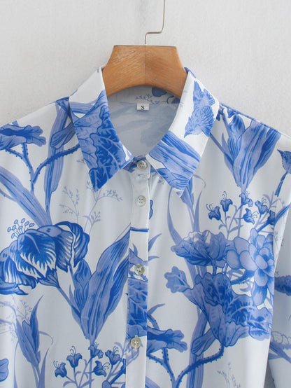 MAËLLE – Długa kwiecista sukienka koszulowa z paskiem w talii | Biała i niebieska