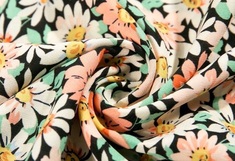 Kwiatowa sukienka midi z wąskimi ramiączkami – Kobieca i swobodna