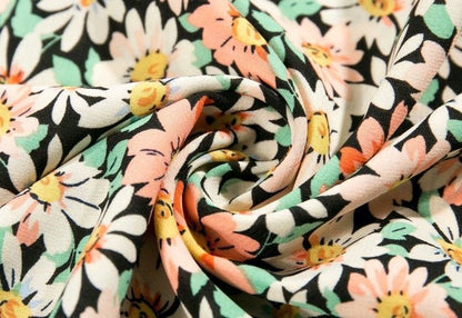 Kwiatowa sukienka midi z wąskimi ramiączkami – Kobieca i swobodna