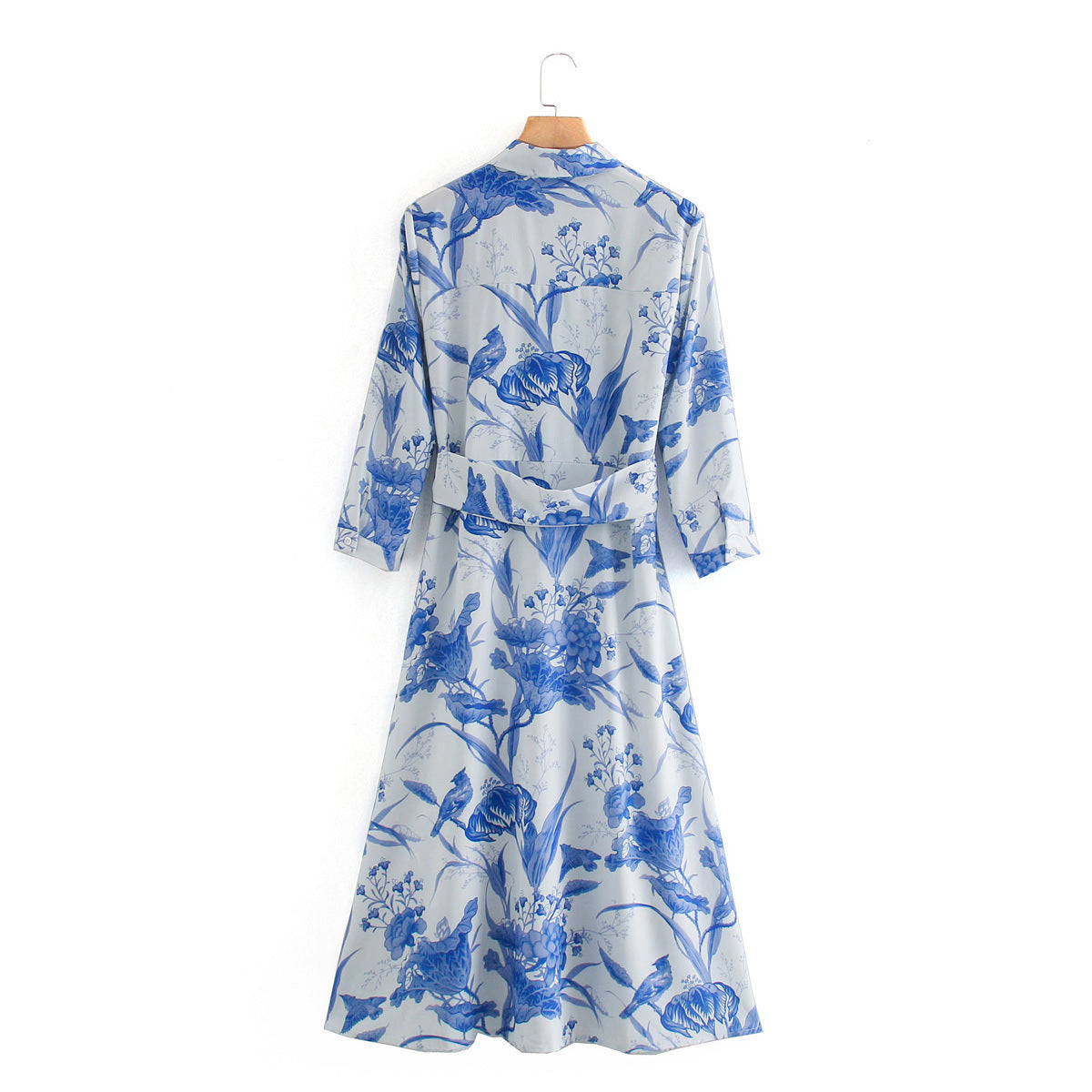 MAËLLE – Długa kwiecista sukienka koszulowa z paskiem w talii | Biała i niebieska