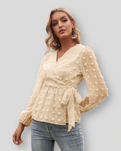 ÉLISE – Elegancka bluzka z dekoltem w kształcie V z dekoracyjnymi kropkami | Lekka i podszyta