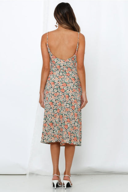 Kwiatowa sukienka midi z wąskimi ramiączkami – Kobieca i swobodna