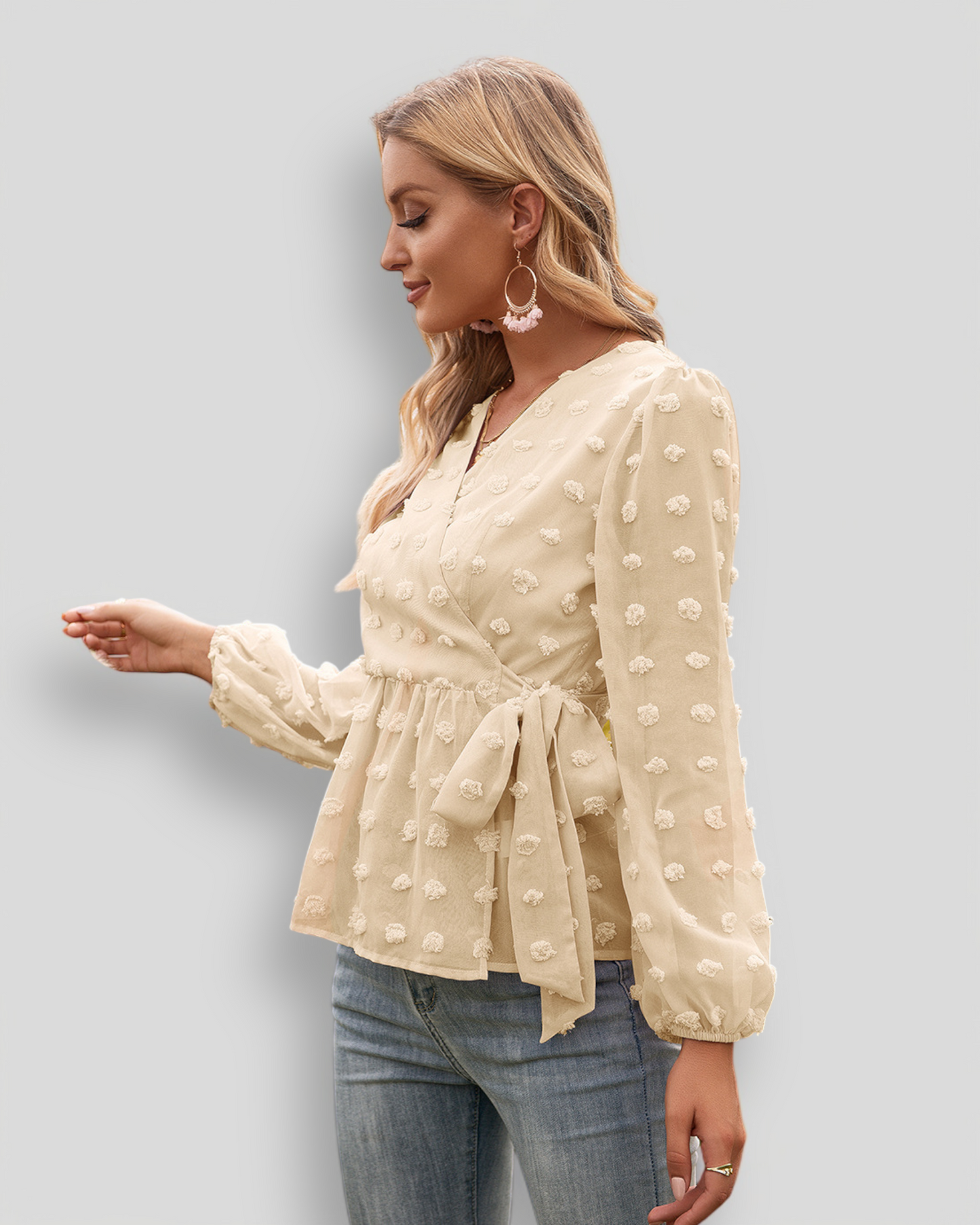 ÉLISE – Elegancka bluzka z dekoltem w kształcie V z dekoracyjnymi kropkami | Lekka i podszyta