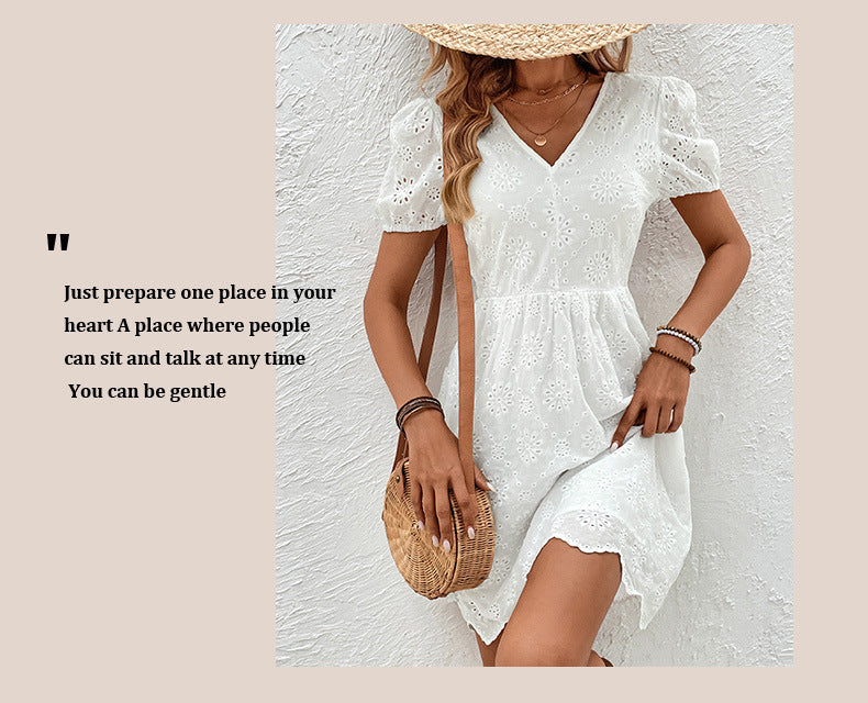 ANTOINETTE – Sukienka z haftem i dekoltem w serek z odkrytymi plecami