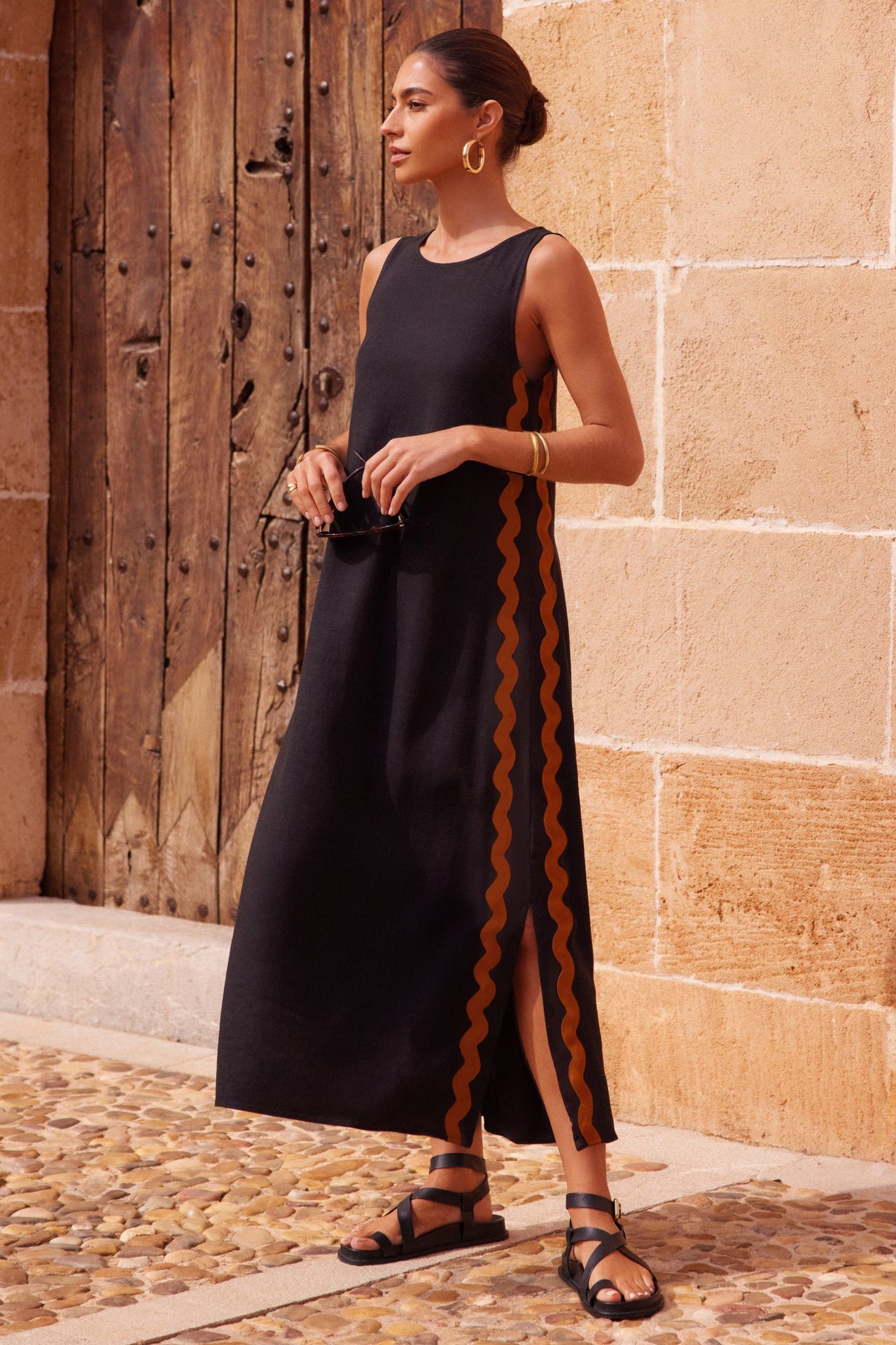 FRANCINE – Sukienka bez rękawów z okrągłym dekoltem i rozcięciem | Stylowa i minimalistyczna