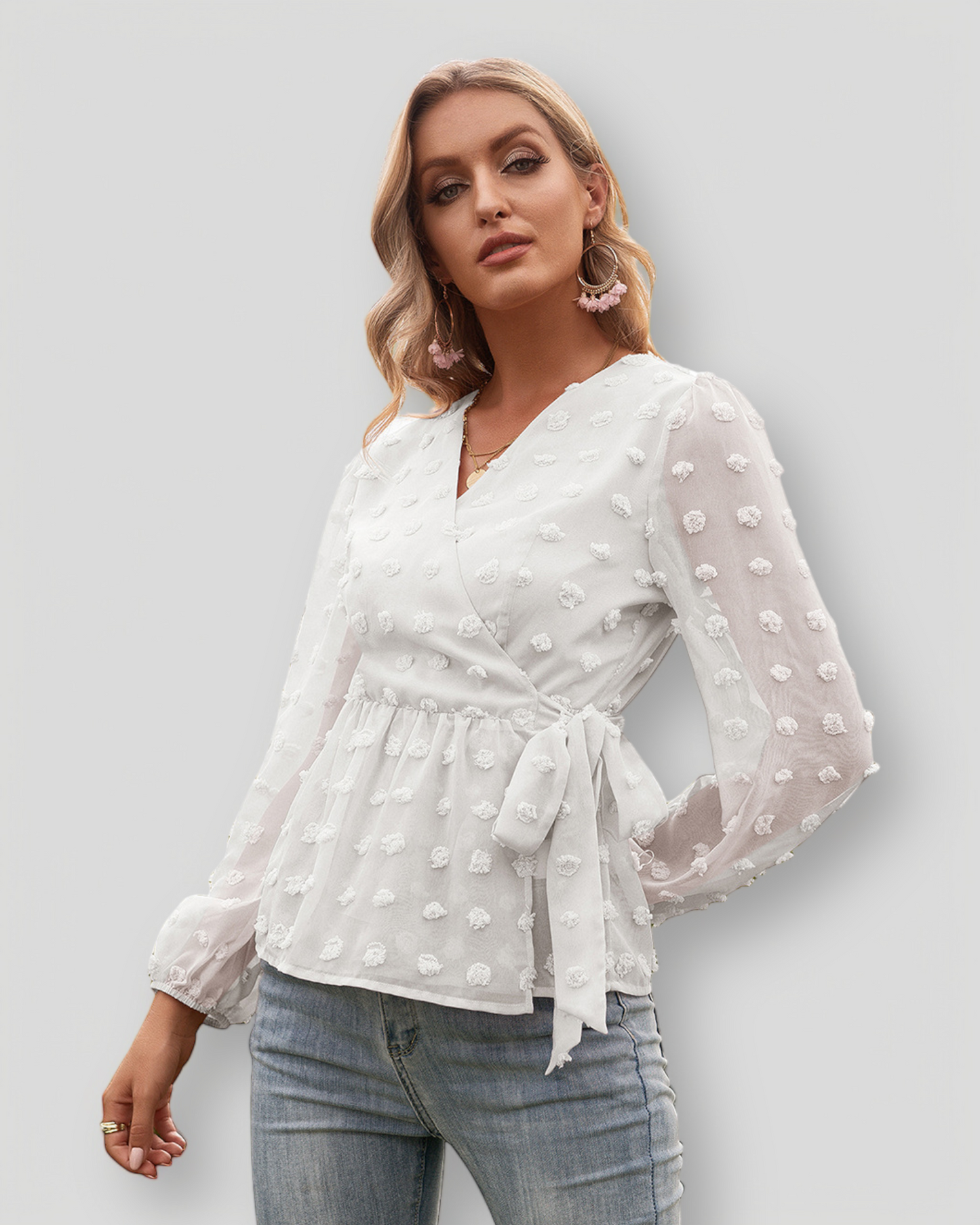 ÉLISE – Elegancka bluzka z dekoltem w kształcie V z dekoracyjnymi kropkami | Lekka i podszyta