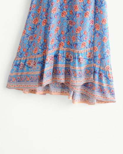 SÉRENE – Długa sukienka z dekoltem w serek i kwiatowym wzorem – Model kopertowy z paskiem w talii