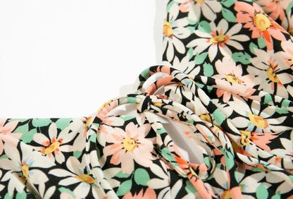 Kwiatowa sukienka midi z wąskimi ramiączkami – Kobieca i swobodna