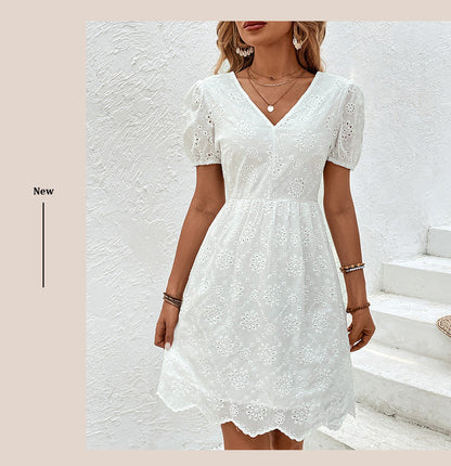 ANTOINETTE – Sukienka z haftem i dekoltem w serek z odkrytymi plecami