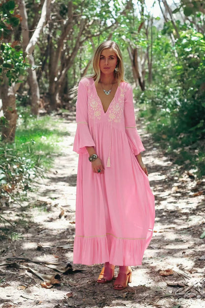 CORALIE – Haftowana maxi sukienka z falbaną – Boho i swobodna