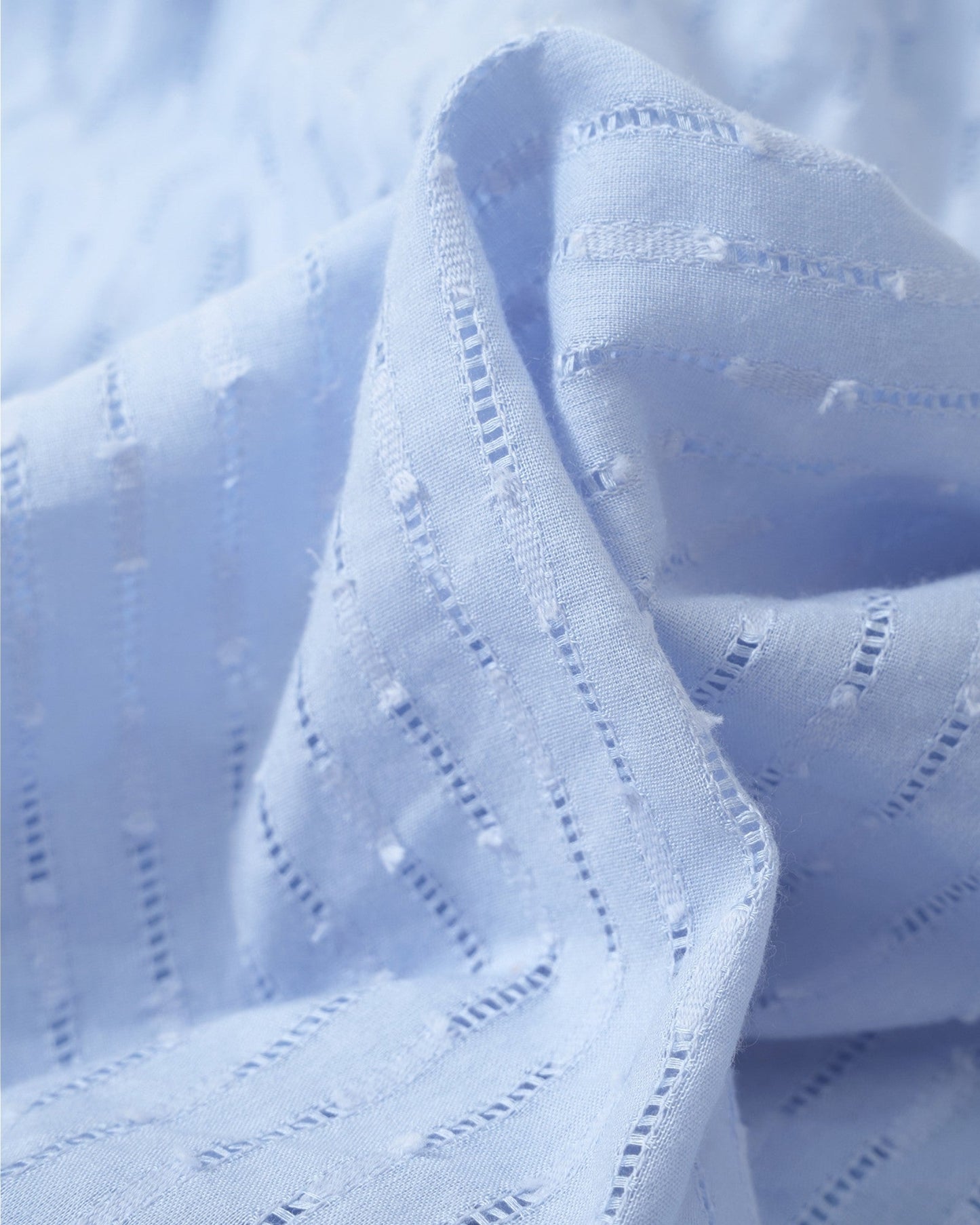 LARA – Sukienka midi z dekoltem w kształcie litery V i falbanami – Lekka i elegancka ulubienica